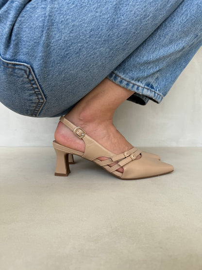 14249 – Zapatos Beige con Tacón Medio y Correas Cruzadas