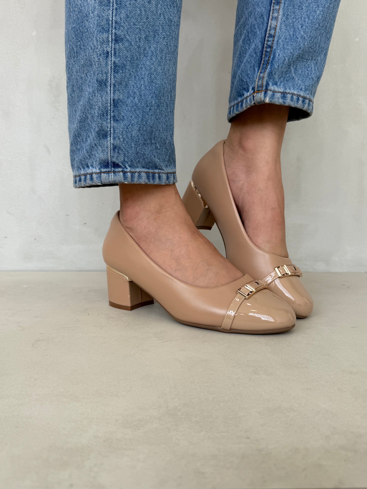 14253 – Zapatos de Tacón Medio Beige Crema