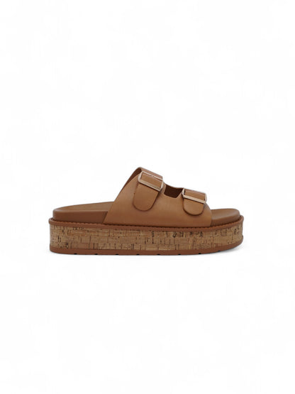 14354 – Sandalias Camel con Plataforma de Corcho y Hebillas Doradas