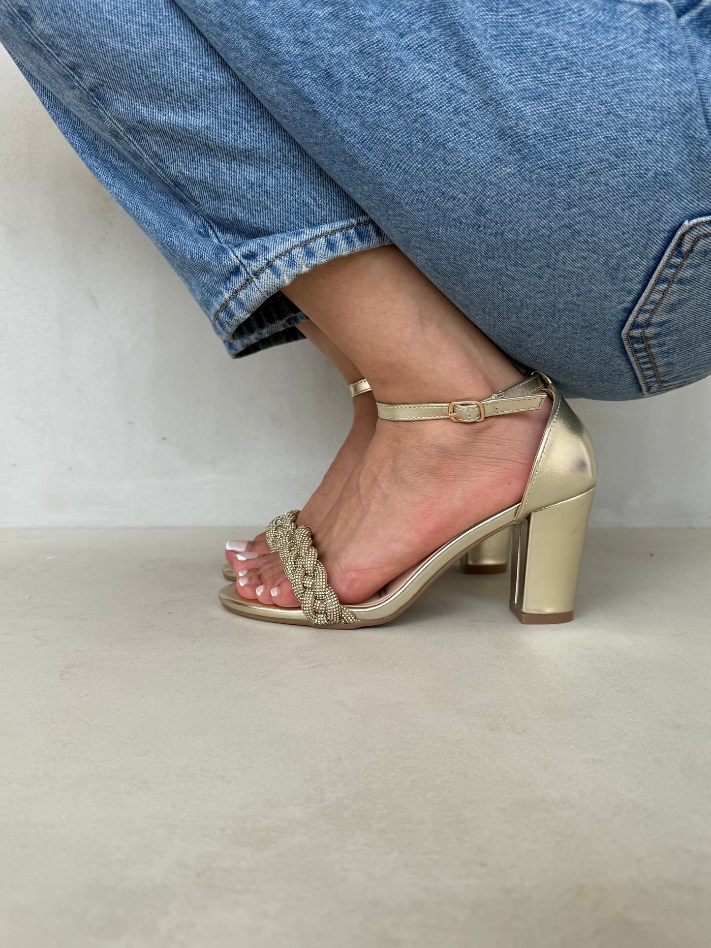 14327 – Sandalias doradas con tiras trenzadas brillantes y tacón alto para dama