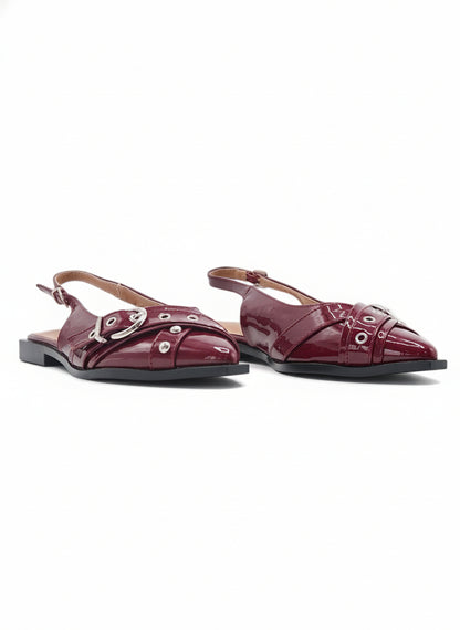 14096 - Zapatos Slingback en Charol Vino con Hebillas y Tachuelas
