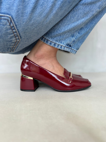 14257 – Zapatos burdeos de tacón medio con acabado charol y detalle dorado para dama