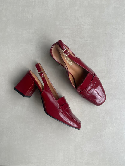 14433 – Zapatos de Tacón Burdeos en Charol con Pulsera Ajustable