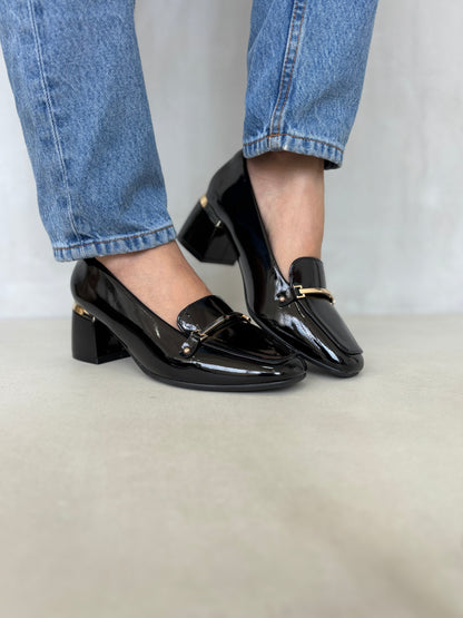 14256 – Zapatos negros de tacón medio con acabado charol y detalle dorado para dama