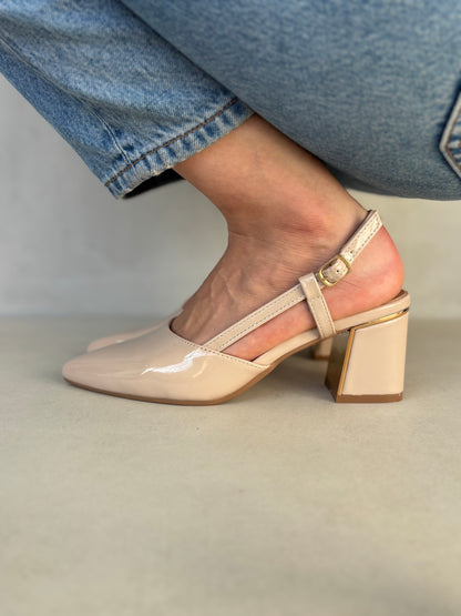 14341 – Zapatos Beige de Charol con Pulsera y Tacón Bajo