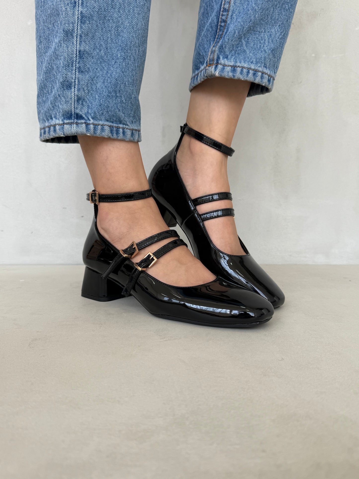 14313 – Mary Jane Negras de Charol con Doble Correa y Tacón Bajo