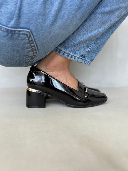 14256 – Zapatos negros de tacón medio con acabado charol y detalle dorado para dama