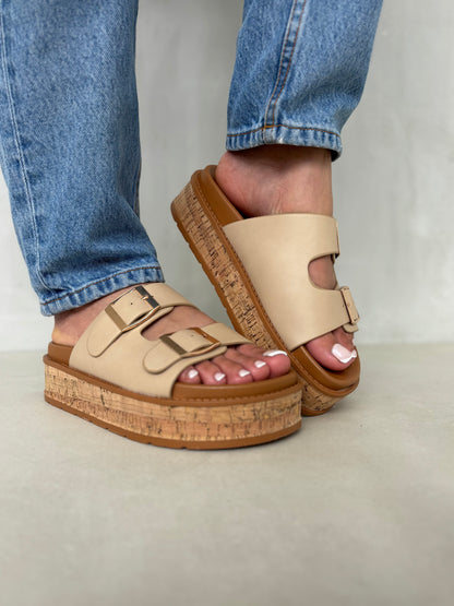 14355 – Sandalias Beige con Plataforma de Corcho y Hebillas Doradas