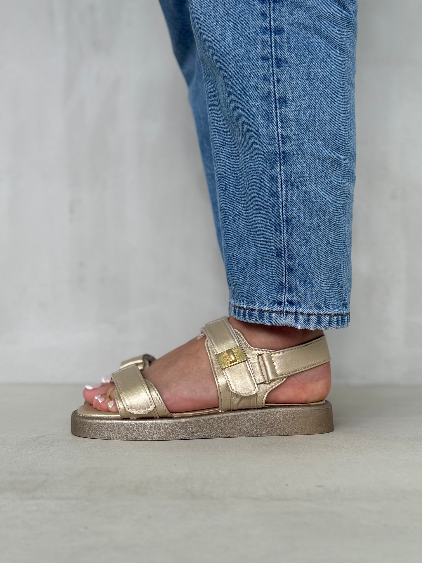 14046 - Sandalias Beige Metálicas con Broches Ajustables