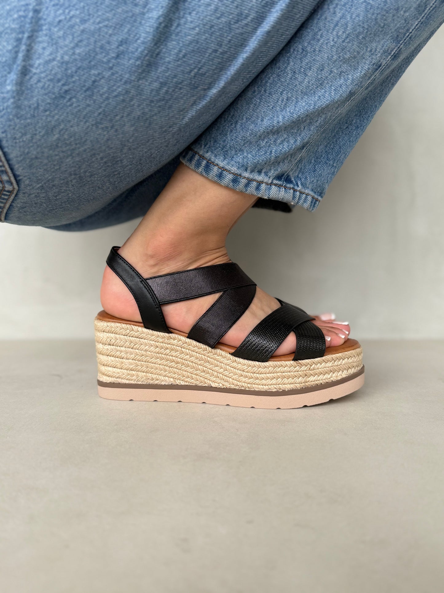 13748 - Sandalias para Mujer en Negro con Cuña de Yute y Tiras Elásticas
