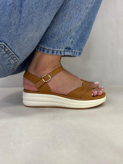 14357 – Sandalias Camel con Plataforma Ergonómica y Correa Ajustable