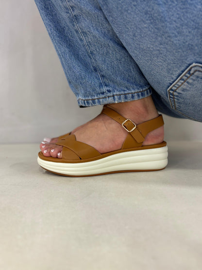 14357 – Sandalias Camel con Plataforma Ergonómica y Correa Ajustable