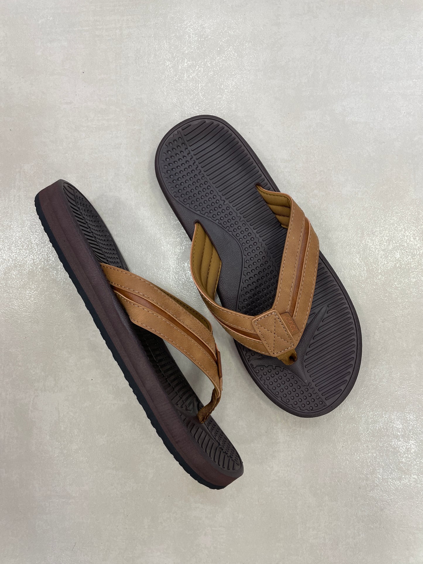 14399 – Chancletas Café y Tan con Suela Texturizada