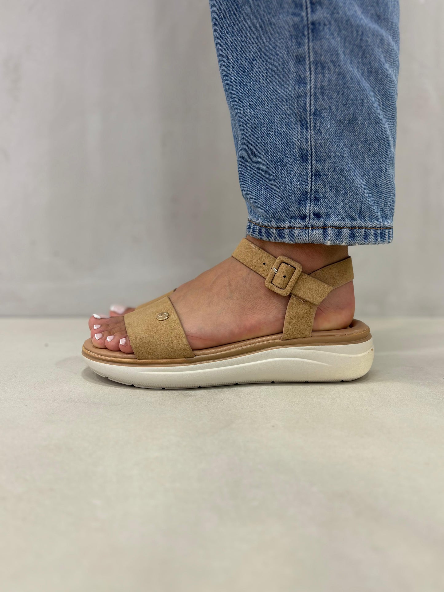 14369 – Sandalias Camel con Plataforma Ligera y Hebilla Ajustable