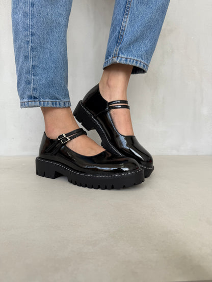 14453 – Mary Jane Negras de Charol con Suela Chunky y Doble Correa