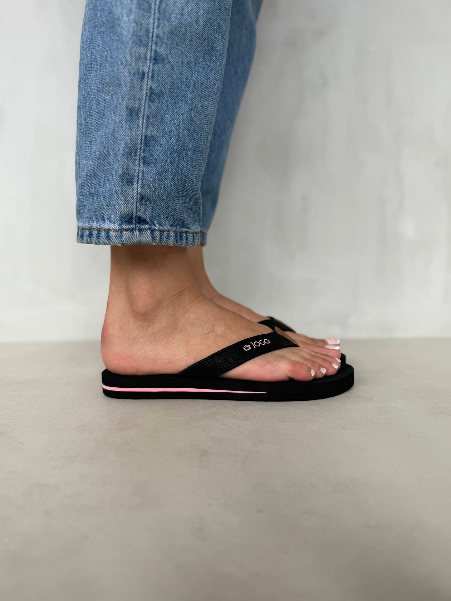 14389 – Chancletas Negras con Detalle Rosa