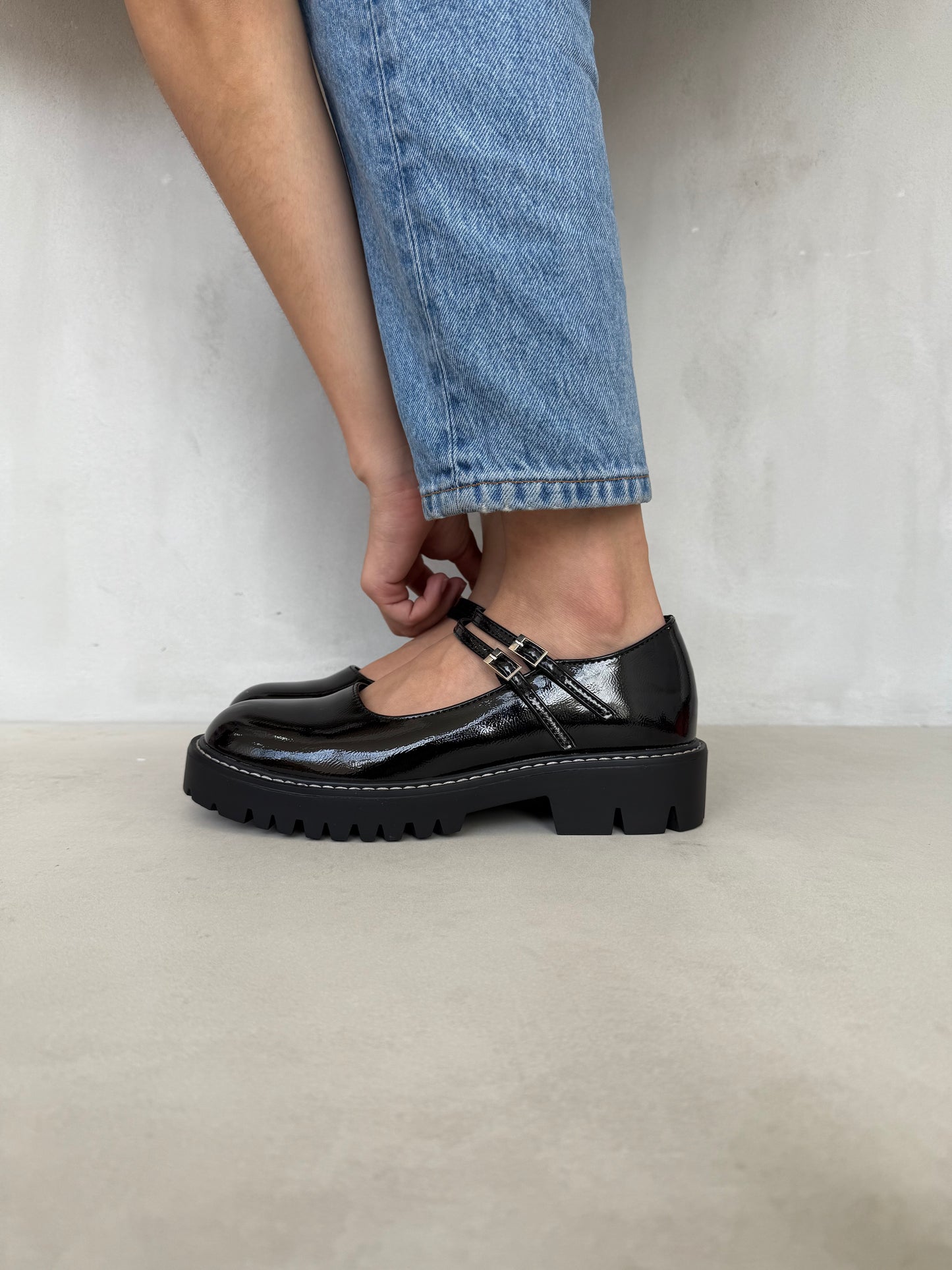 14453 – Mary Jane Negras de Charol con Suela Chunky y Doble Correa