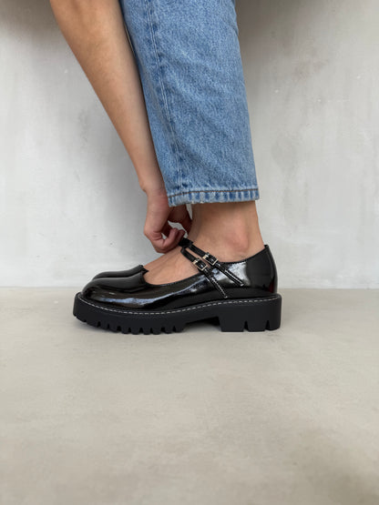 14453 – Mary Jane Negras de Charol con Suela Chunky y Doble Correa