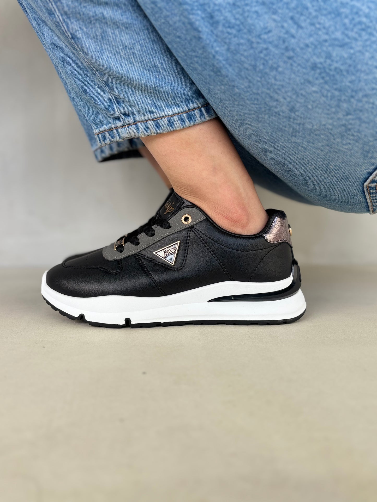 14339 – Zapatillas negras con detalles dorados para dama