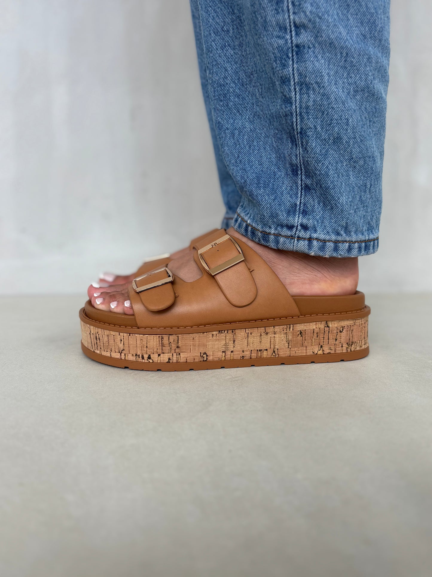 14354 – Sandalias Camel con Plataforma de Corcho y Hebillas Doradas