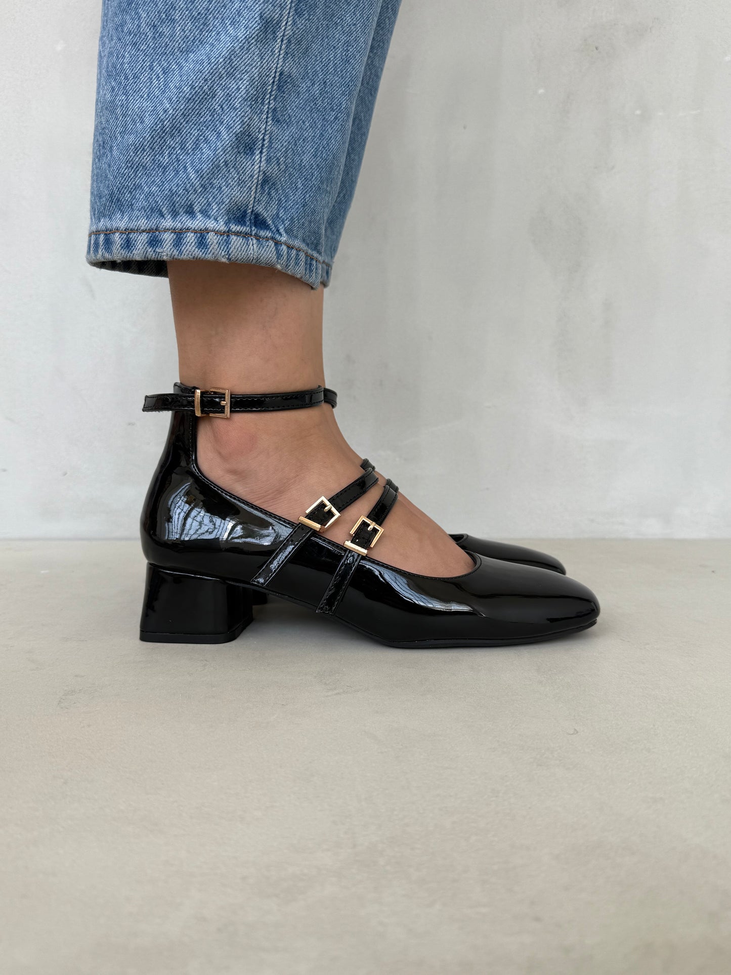 14313 – Mary Jane Negras de Charol con Doble Correa y Tacón Bajo