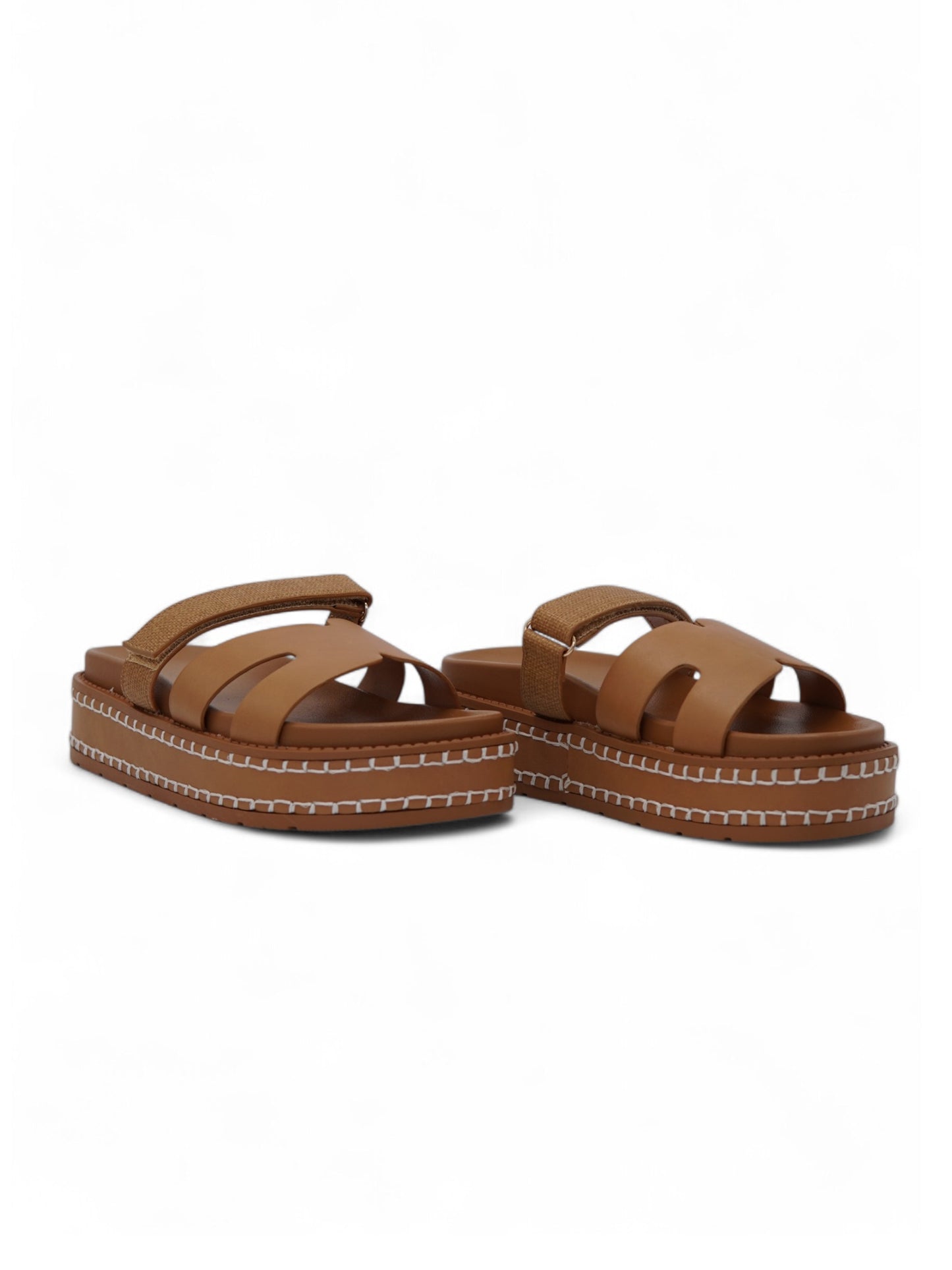 14345 – Sandalias Camel con Plataforma y Detalle Trenzado