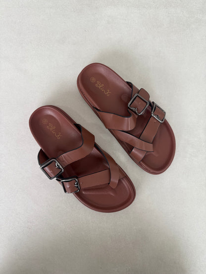 14494 – Sandalias Marrones con Hebillas Metálicas y Suela Ergonómica