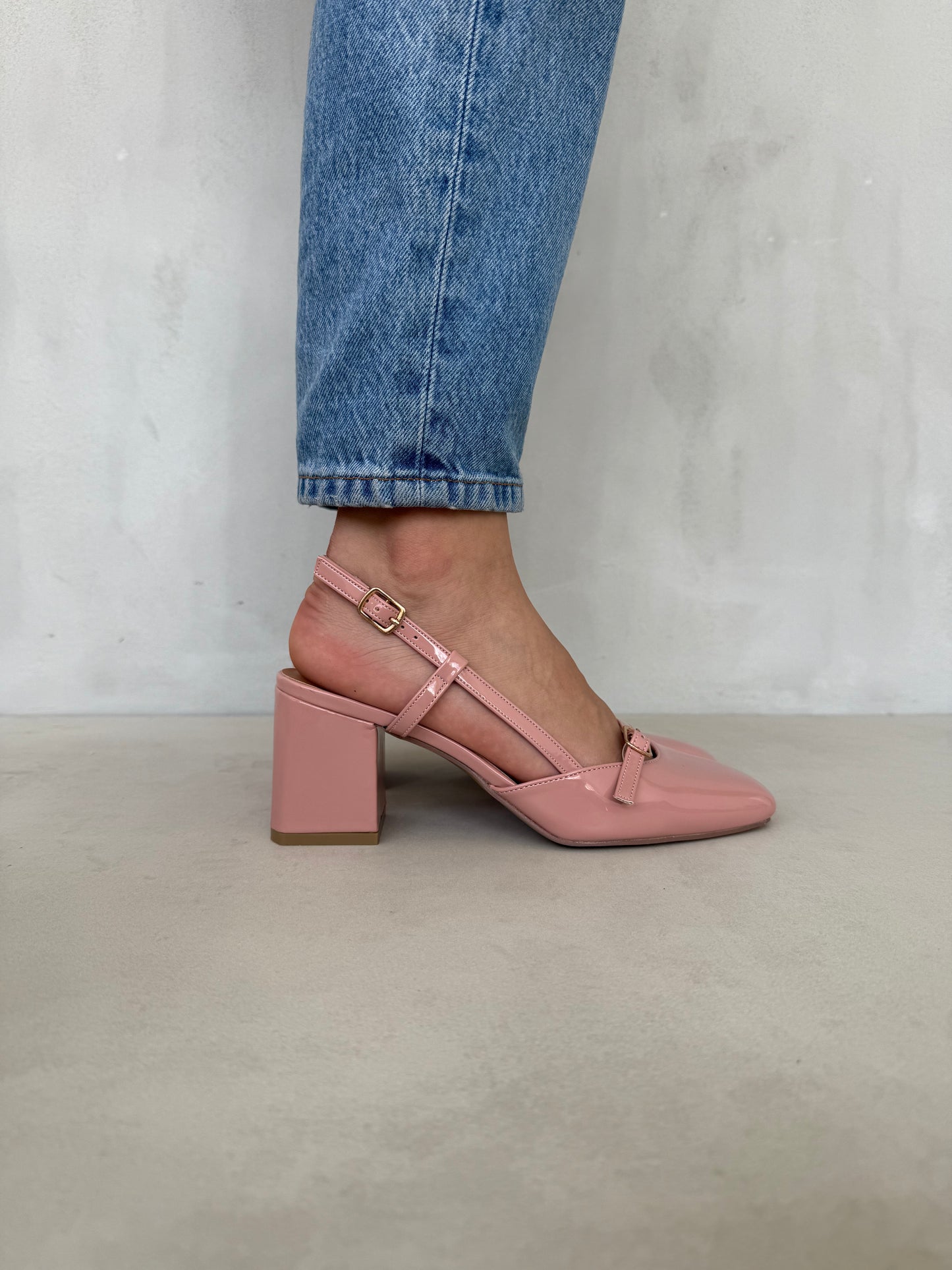 14430 – Zapatos de Tacón Rosa Empolvado con Correas Cruzadas