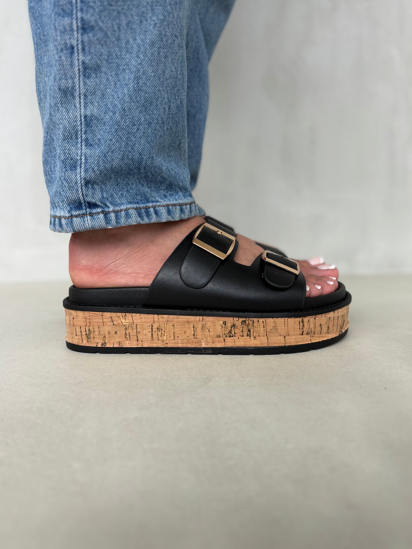 14353 – Sandalias Negras con Plataforma de Corcho y Hebillas Doradas