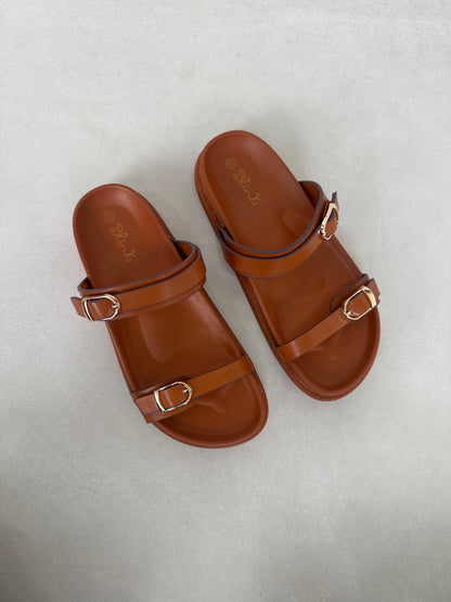 14485 – Sandalias Camel con Doble Hebilla y Suela Ergonómica