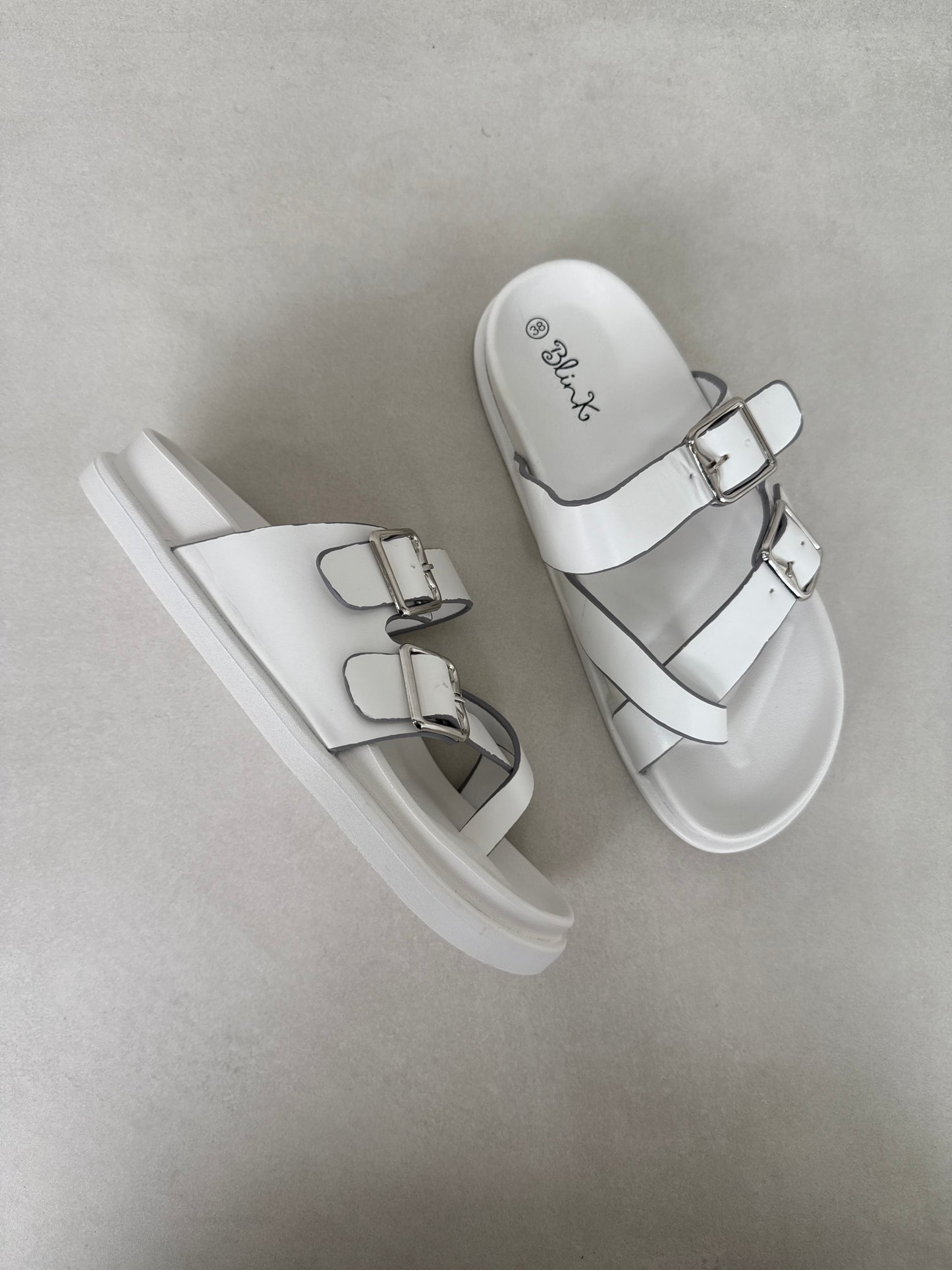 14495 – Sandalias Blancas con Hebillas Metálicas y Suela Ergonómica