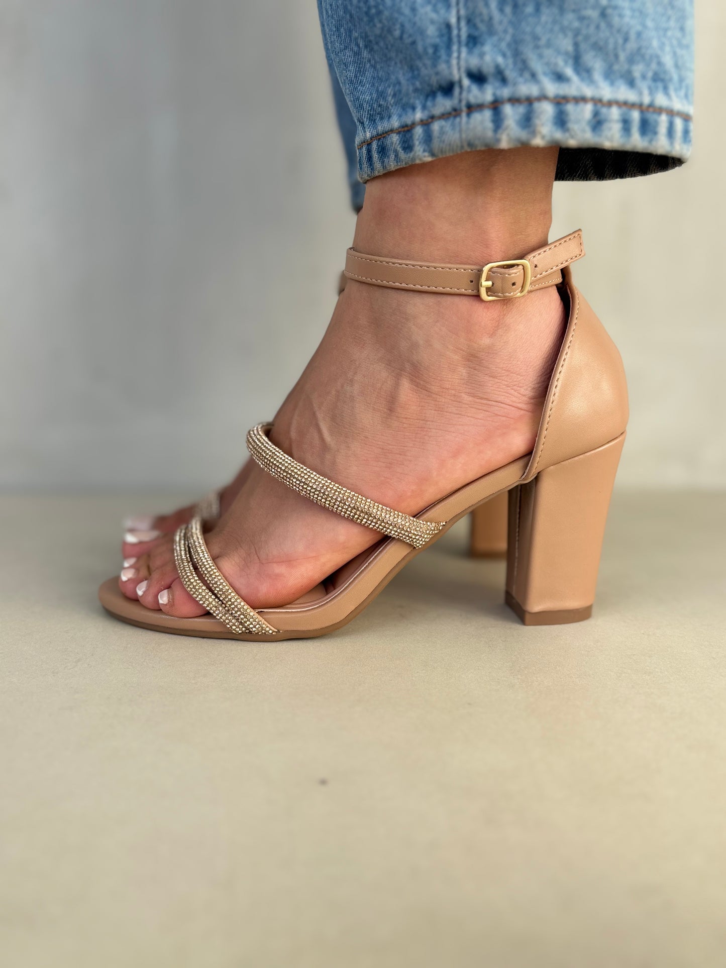 14332 – Sandalias nude con tiras brillantes y tacón cuadrado para dama