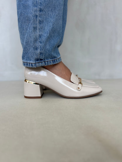 14258 – Zapatos off white de tacón medio con detalle dorado para dama