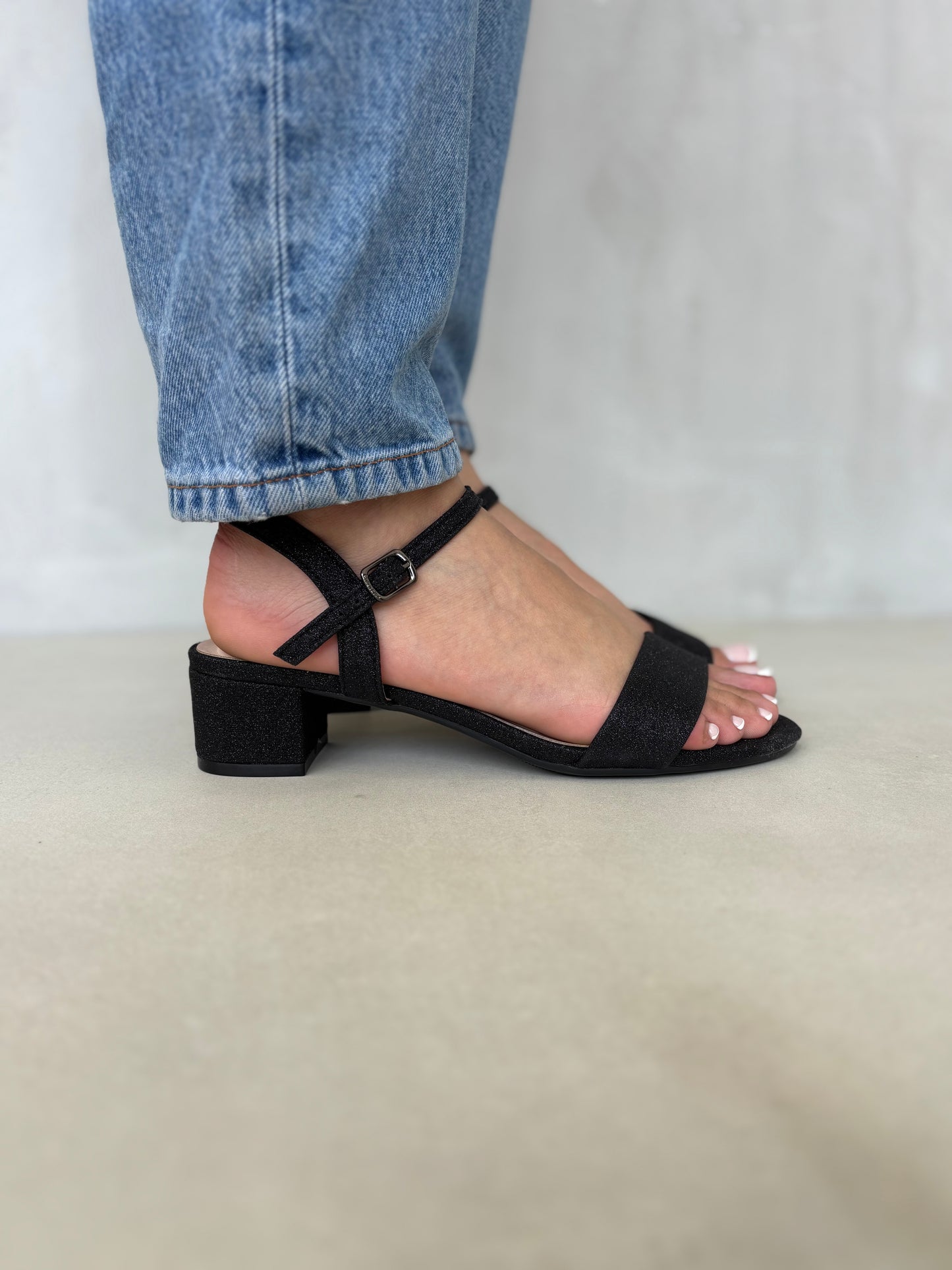 14246 – Sandalias negras con glitter y tacón bajo para dama