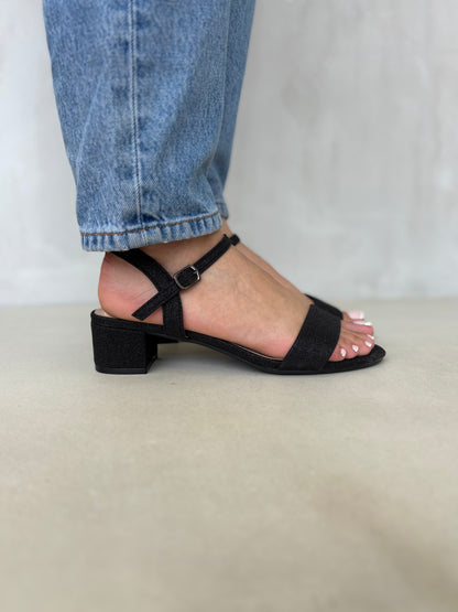 14246 – Sandalias negras con glitter y tacón bajo para dama