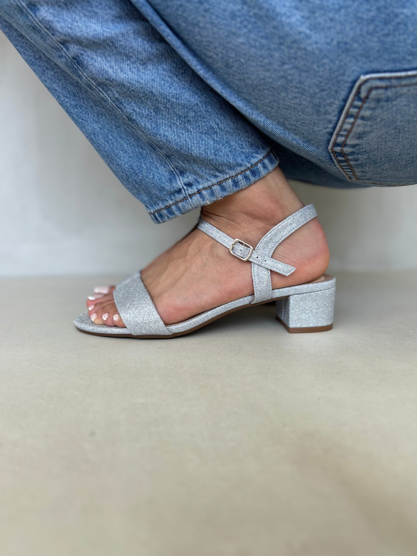 14248 – Sandalias plateadas con glitter y tacón bajo para dama