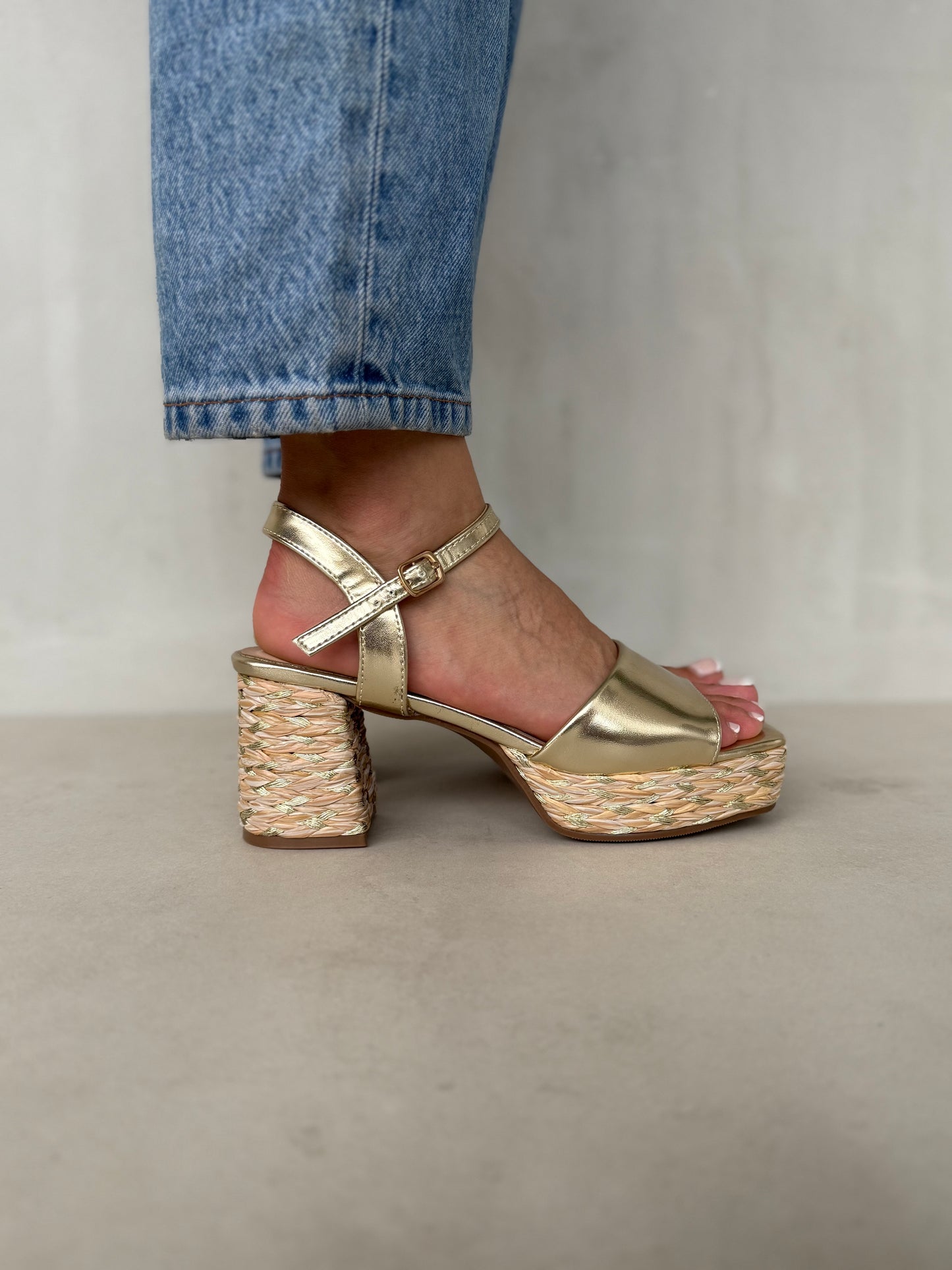 13750 - Sandalias de Tacón con Plataforma – Color Marrón con Detalle de Yute