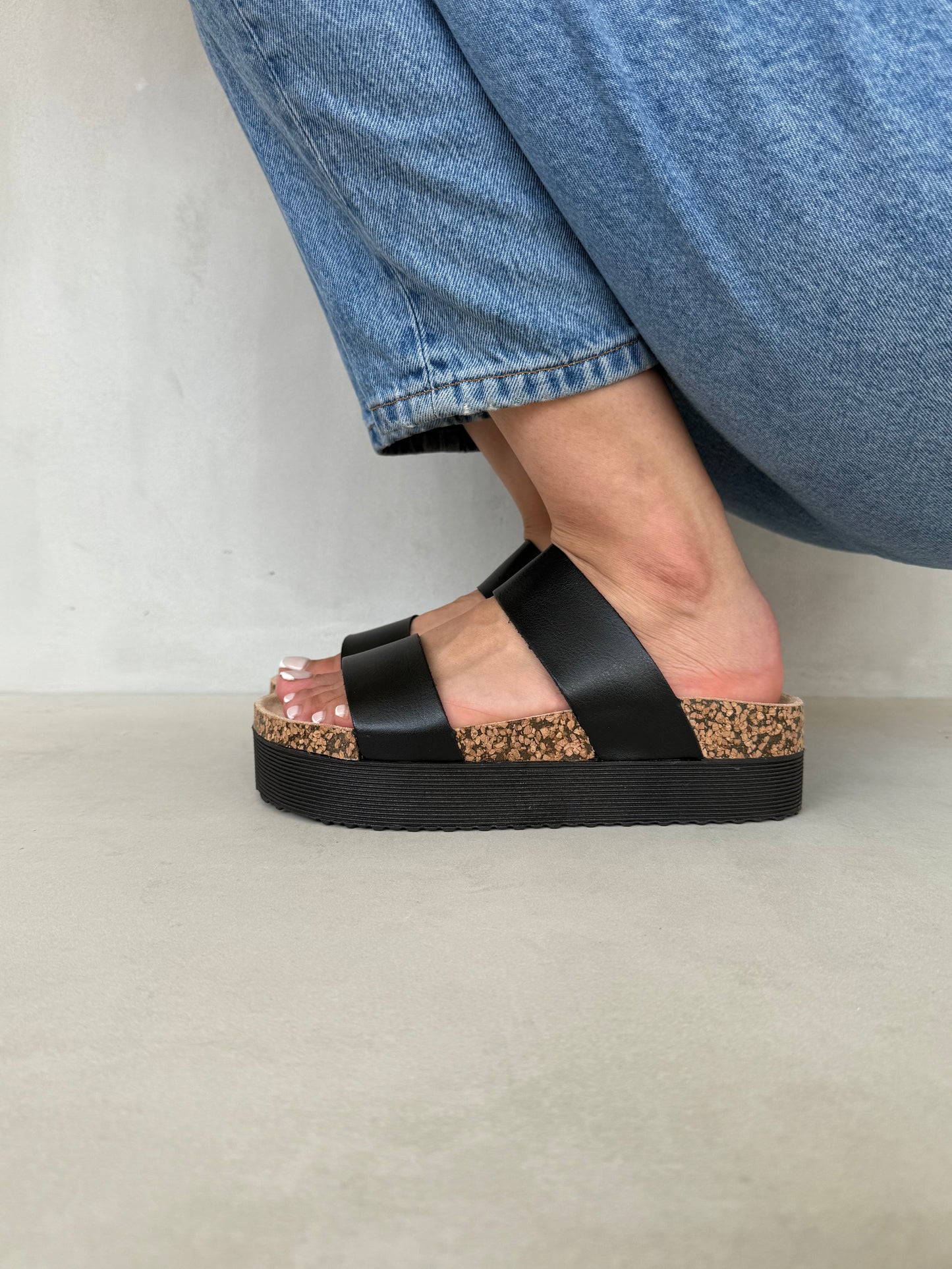 14285 – Sandalias negras de plataforma con doble correa para dama