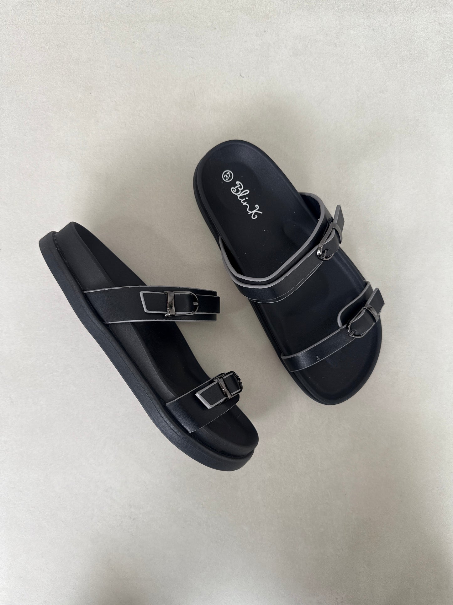 14484 – Sandalias Negras con Doble Hebilla y Suela Ergonómica