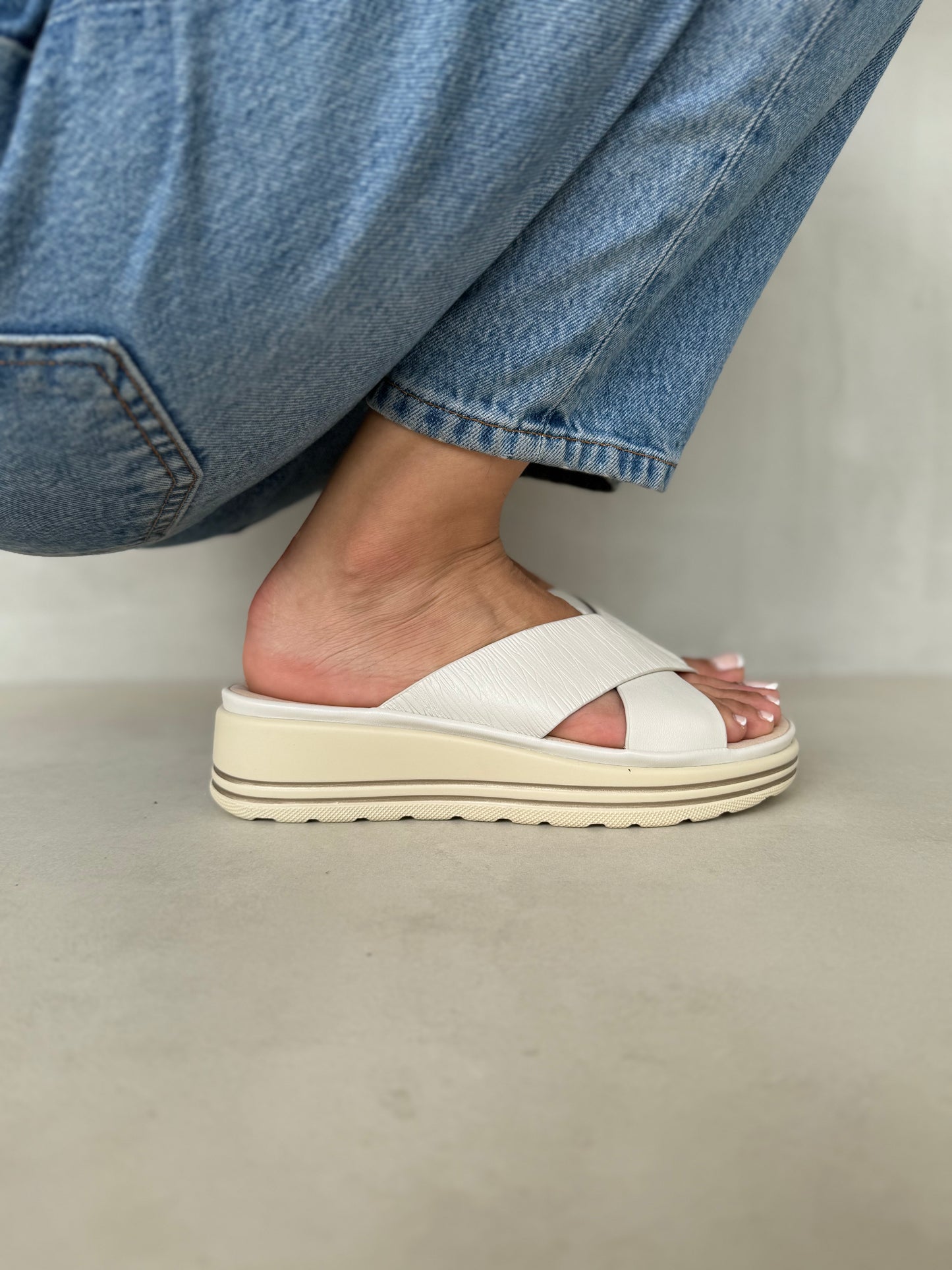 14040 - Sandalias de Plataforma con Cruce Frontal