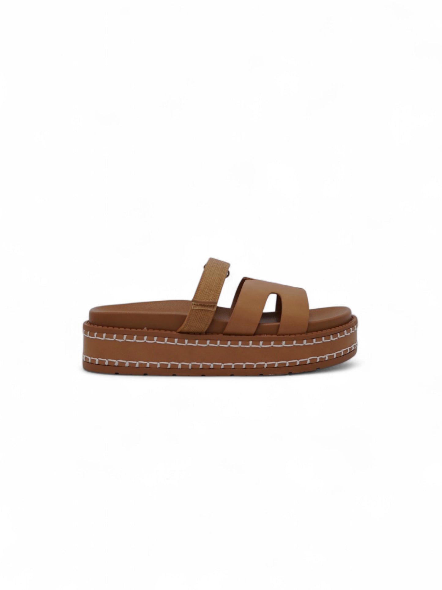 14345 – Sandalias Camel con Plataforma y Detalle Trenzado