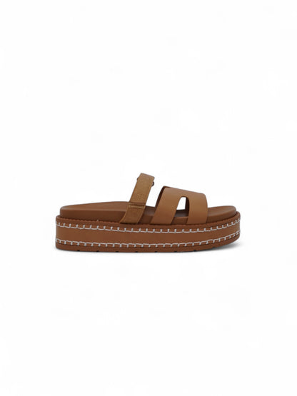 14345 – Sandalias Camel con Plataforma y Detalle Trenzado