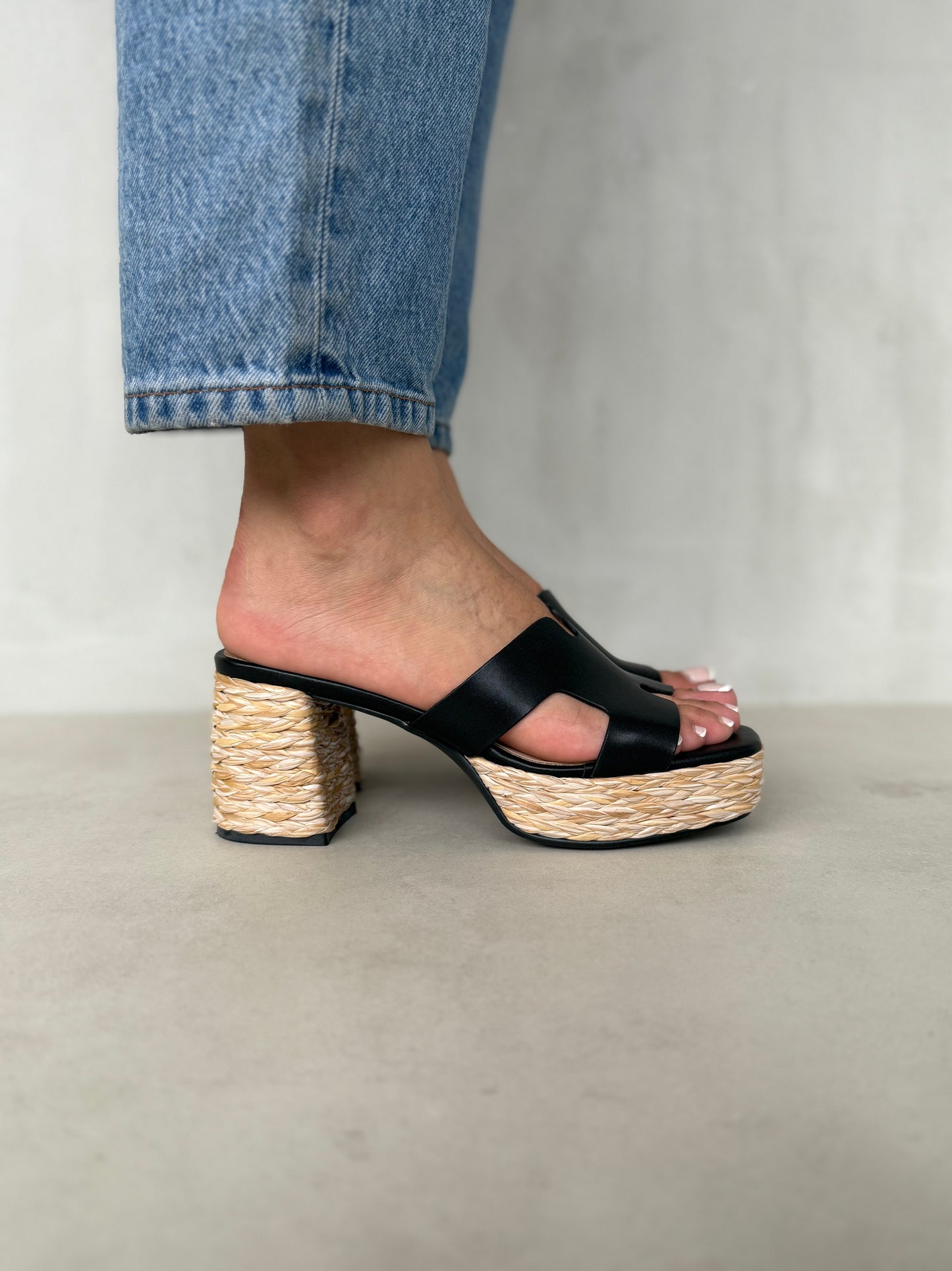 13755 – Sandalias de Tacón – Diseño Casual en Tonos Negro con Detalle Trenzado