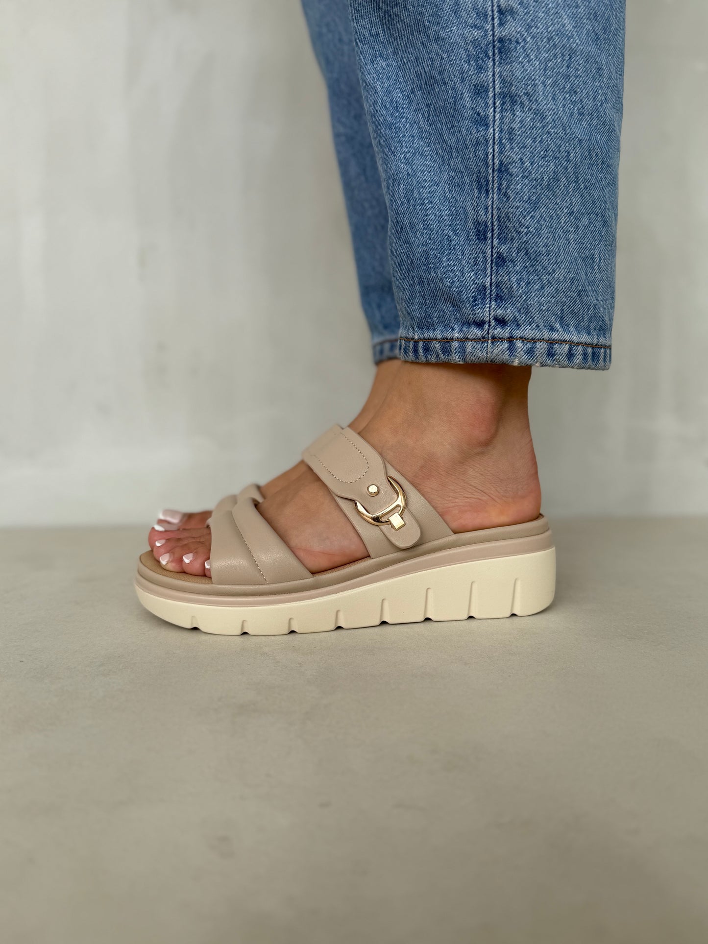 14031-Sandalias con Plataforma y Detalle Metálico