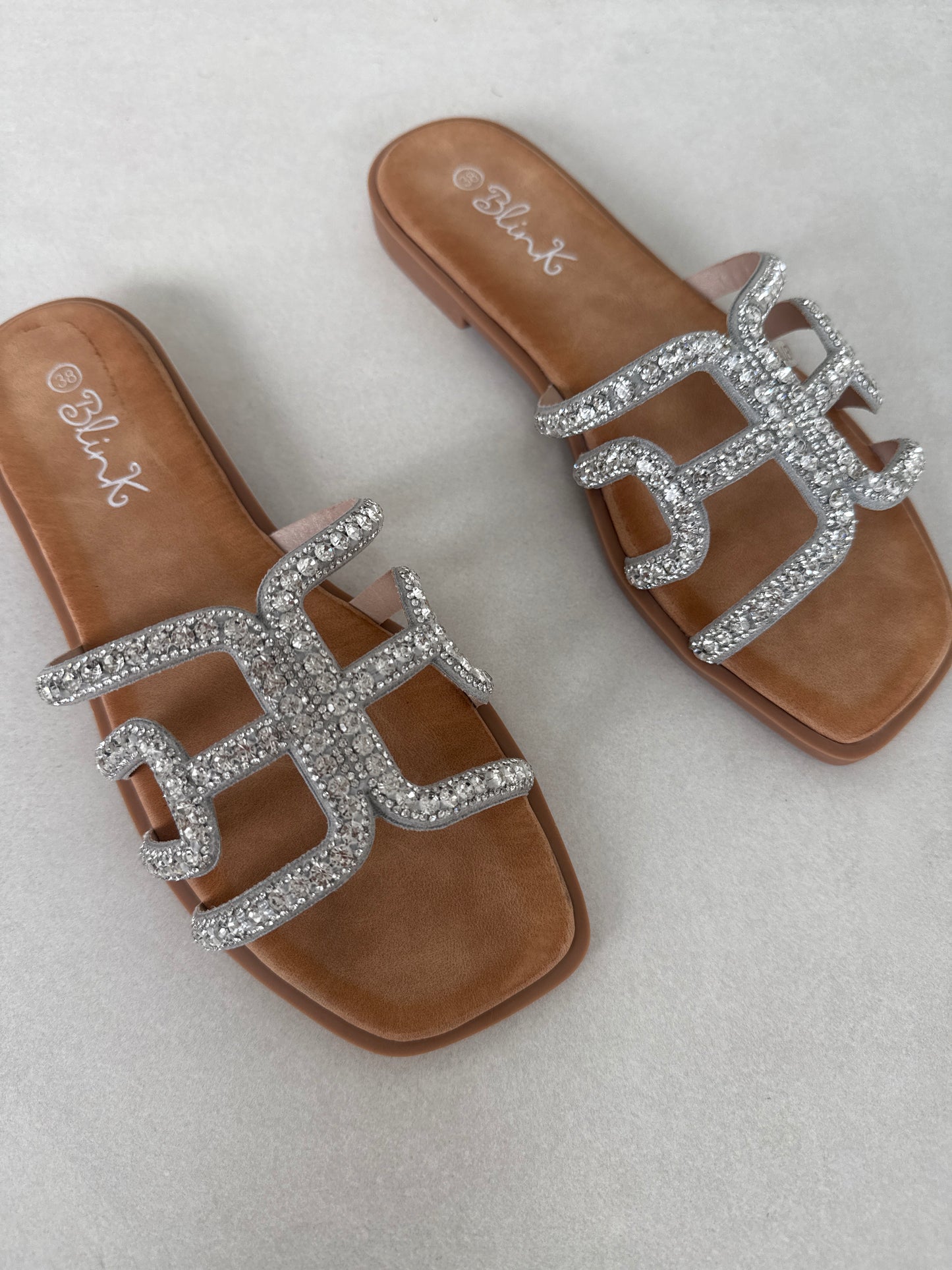 14498 – Sandalias Plateadas con Aplique de Brillos y Suela Plana