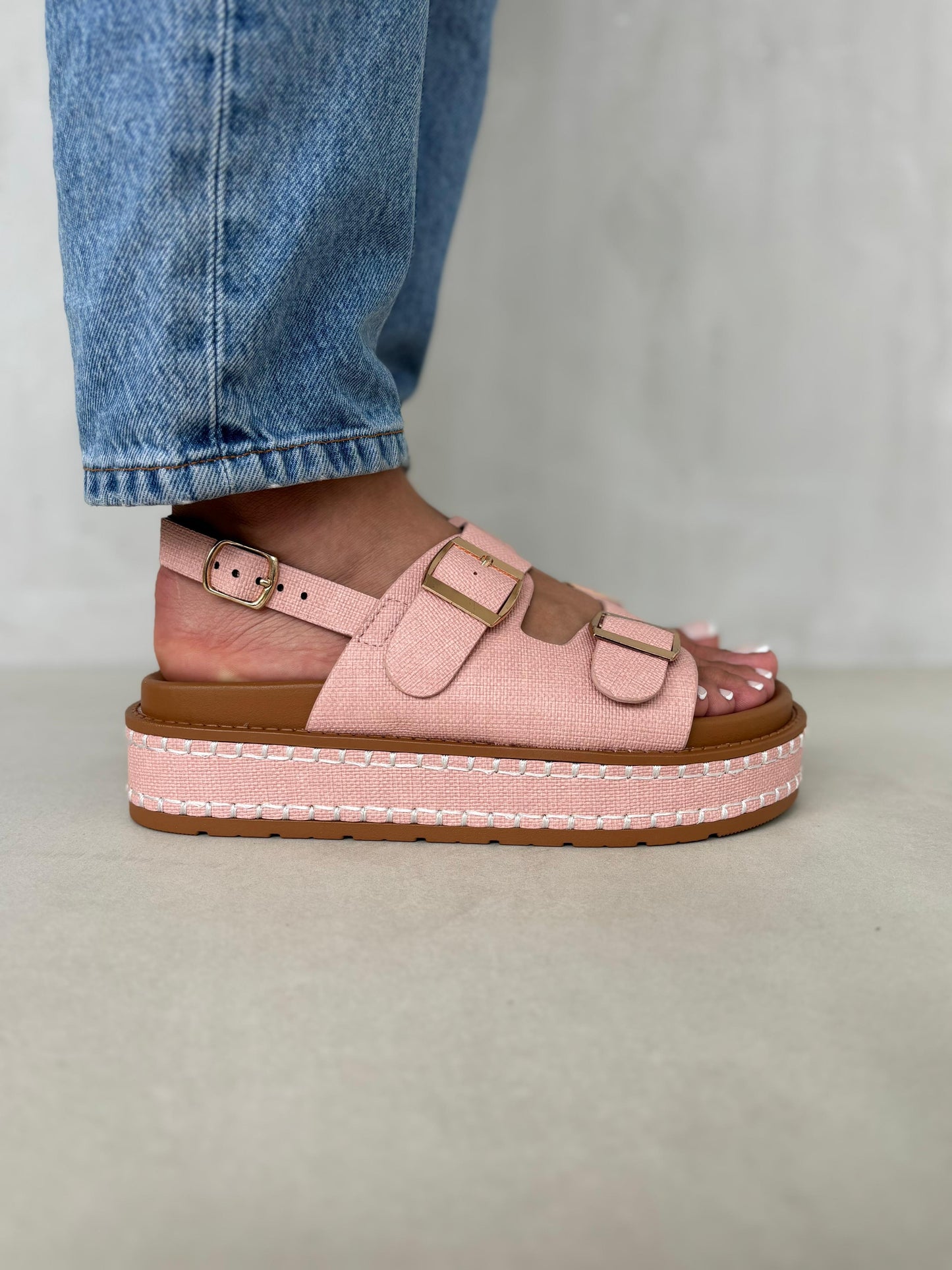 14348 – Sandalias Rosa Viejo con Plataforma Alta y Hebillas Doradas