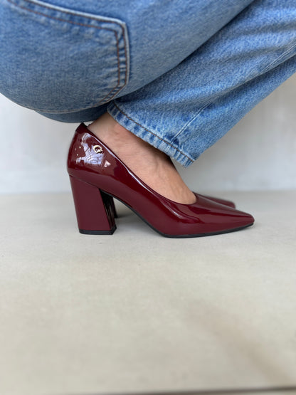 14255 – Zapatos burdeos de charol con tacón alto cuadrado para dama