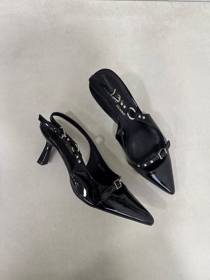 14427 – Tacones Negros de Charol con Hebillas y Punta Fina