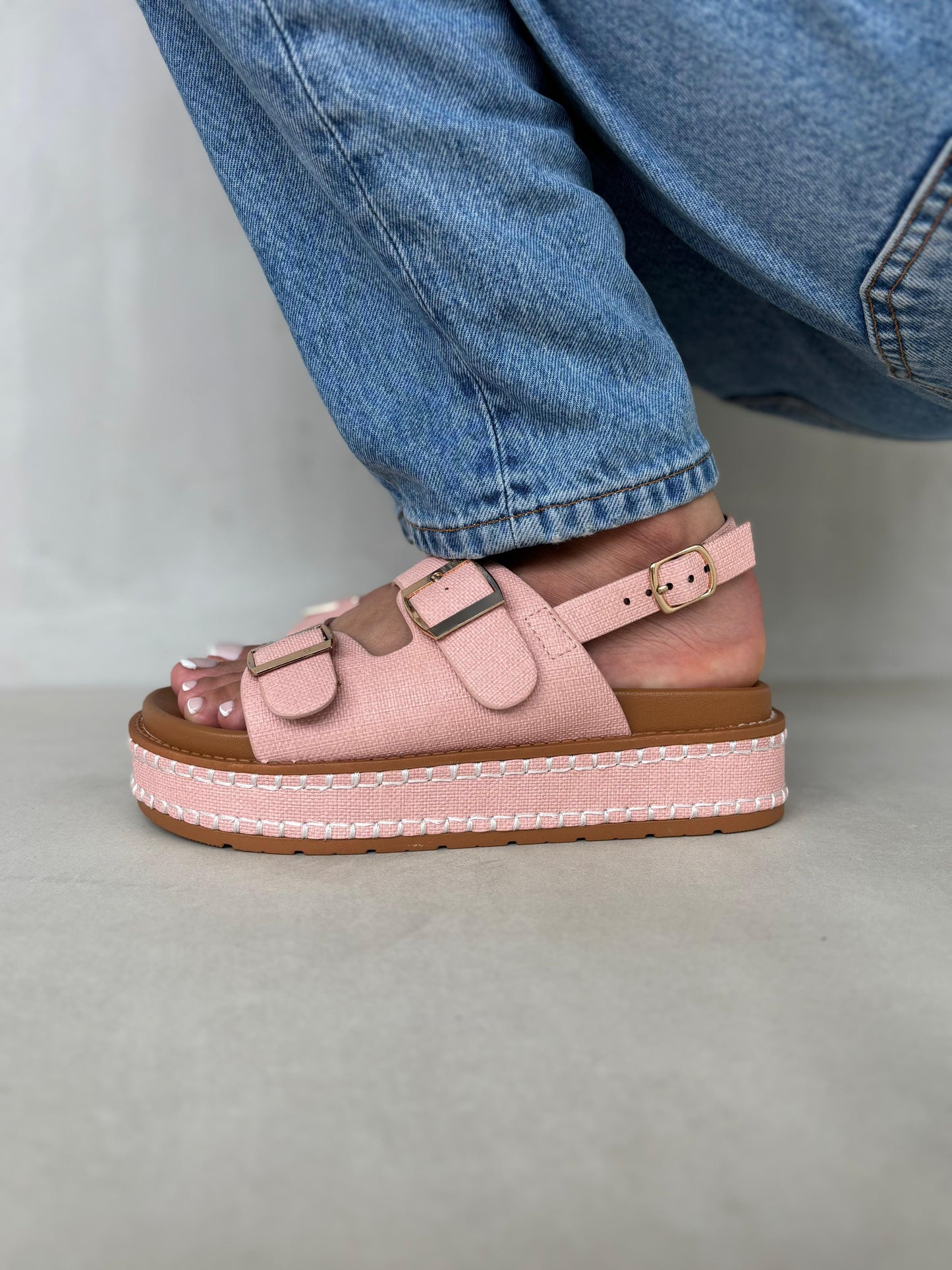 14348 – Sandalias Rosa Viejo con Plataforma Alta y Hebillas Doradas