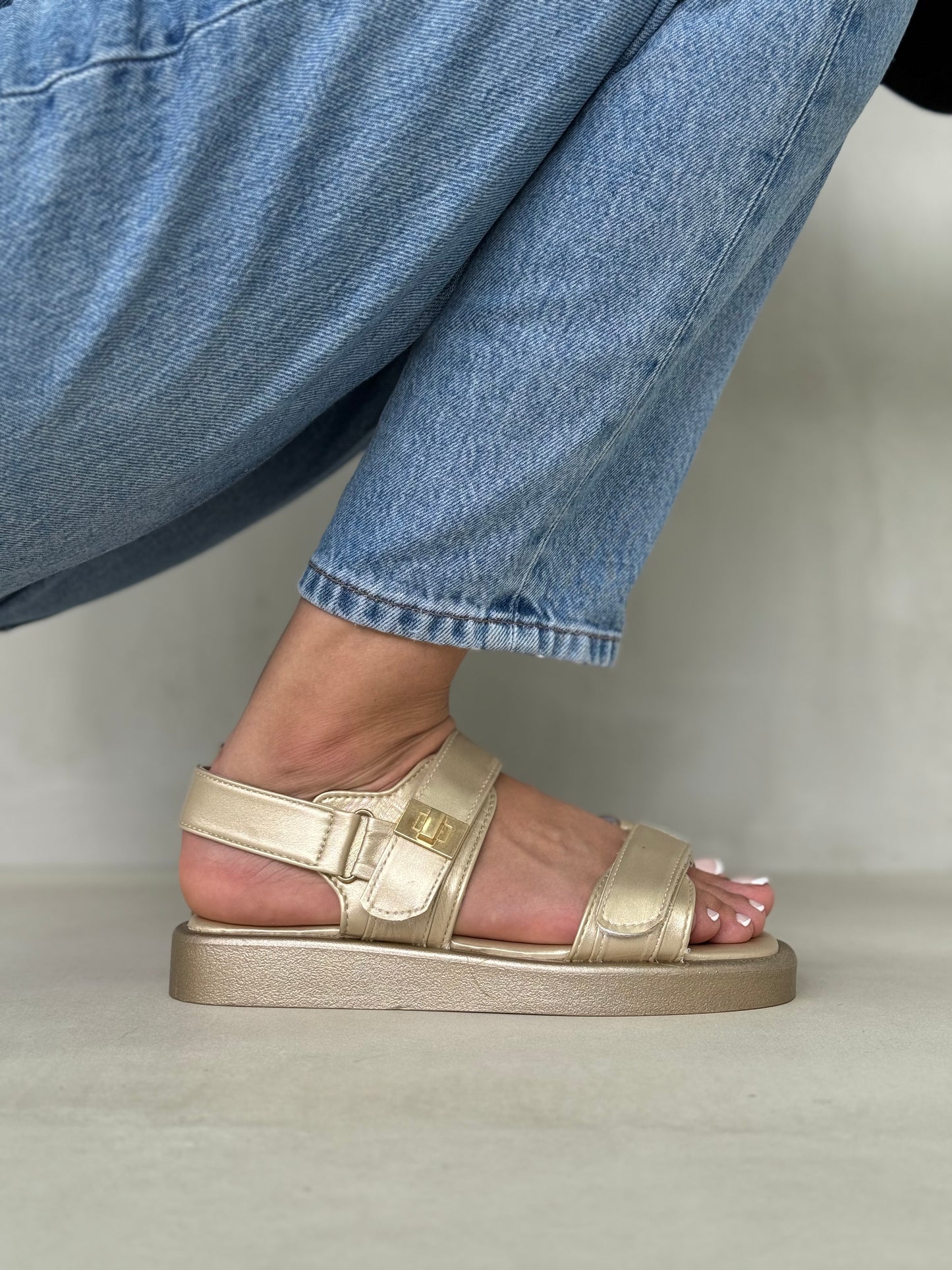 14046 - Sandalias Beige Metálicas con Broches Ajustables